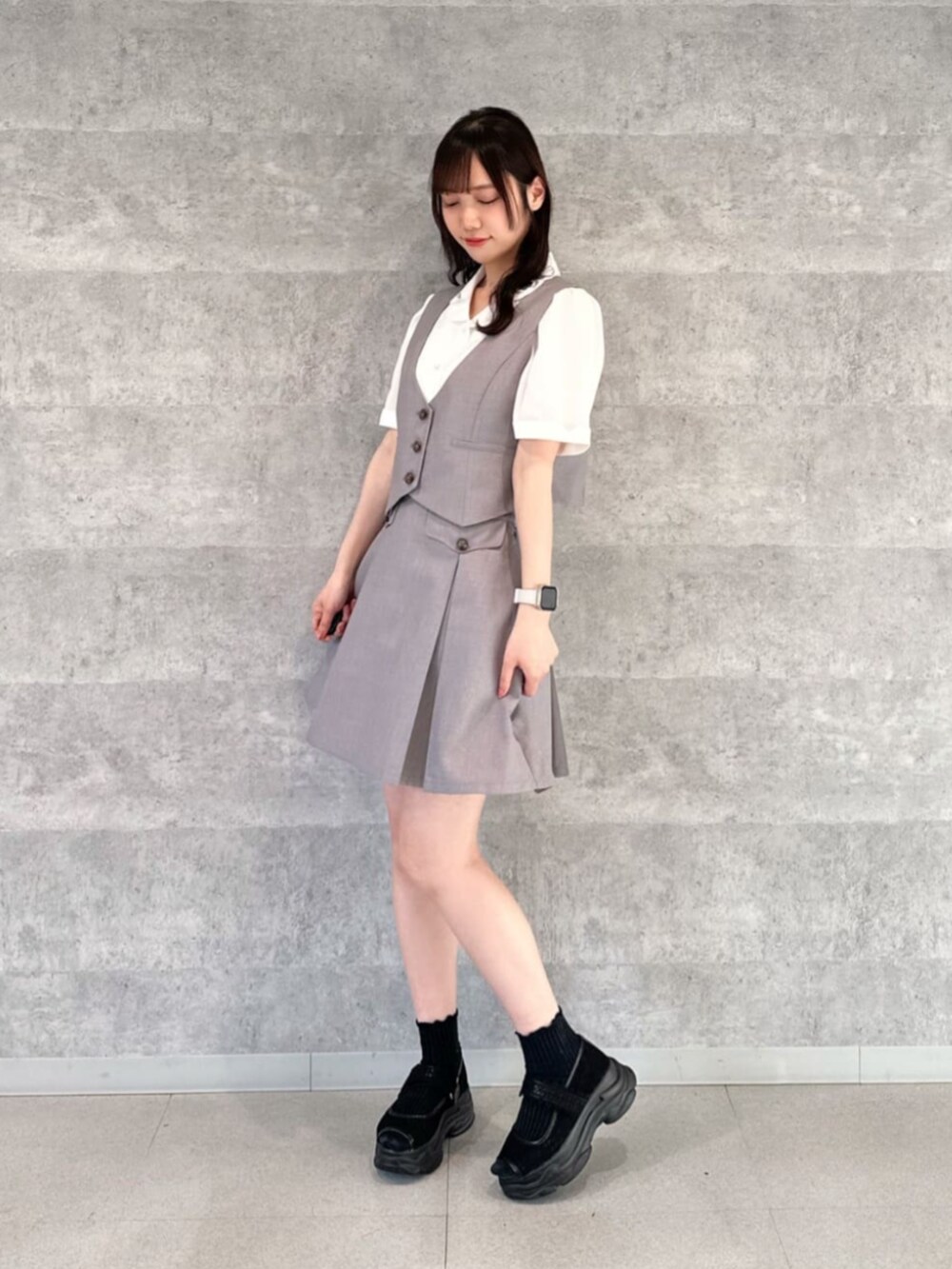 「fint、an another angelus、骨格ウェーブ、ブルベ冬、春コーデ、お出かけコーデ、セットアップスタイル、セットアップ、ベスト、プリーツスカート、ブラウス、刺繍、アイリス、厚底サンダル、厚底シューズ」｜「F i.n.tのレース使いスニーカーサンダル【LLサイズあり】（サンダル、ブラック系）」を使った、F i.n.tさん（骨格ウェーブ・レディース・156cm）の春コーディネートの2枚目の写真