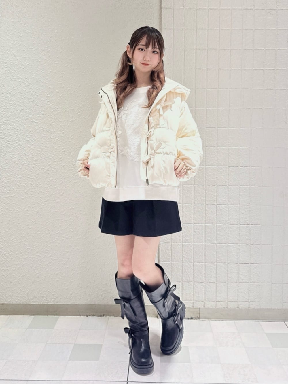 ホワイト系のダウンジャケット/コート、ホワイト系のスウェット、ブラック系のその他パンツを着用したレディースの秋コーディネートの2枚目の写真