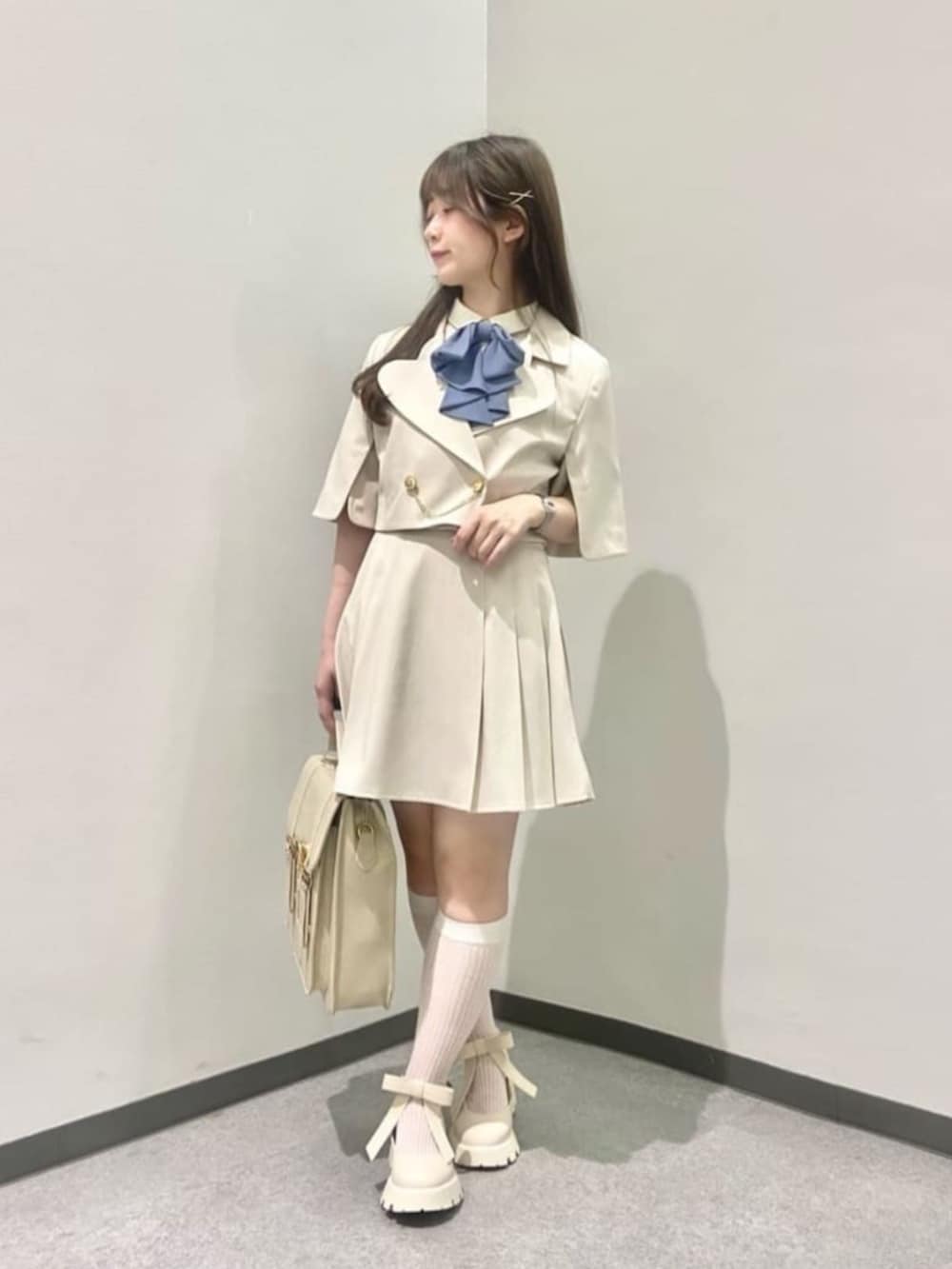 「fint、an another angelus、骨格ウェーブ、ブルベ夏、低身長、春コーデ、お出かけコーデ、淡色コーデ、セットアップスタイル、セットアップ、ジャケット、チェック、プリーツスカート、サッチェルバッグ、厚底シューズ」｜「F i.n.tのダブルベルト縦型サッチェルバッグ（ハンドバッグ、ベージュ系）」を使った、F i.n.tさん（骨格ウェーブ・レディース・150cm）の春コーディネートの2枚目の写真
