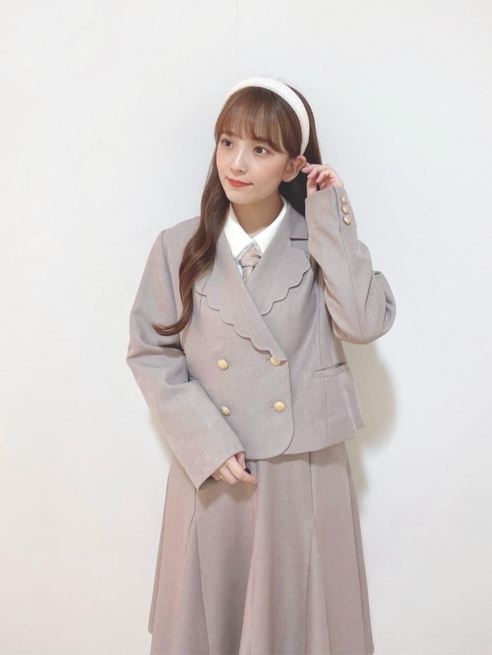「骨格ウェーブ、イエベ、低身長、低身長コーデ、パステルカラー、秋コーデ、淡色コーデ、シャツスタイル、セットアップ、ジャケット、ネクタイ、スカート、パンプス、リボン、サッチェルバッグ」|「F i.n.tのダブルベルト縦型サッチェルバッグ(ハンドバッグ、ホワイト系)」を使った、F i.n.tさん(レディース・150cm)の秋コーディネートの2枚目の写真