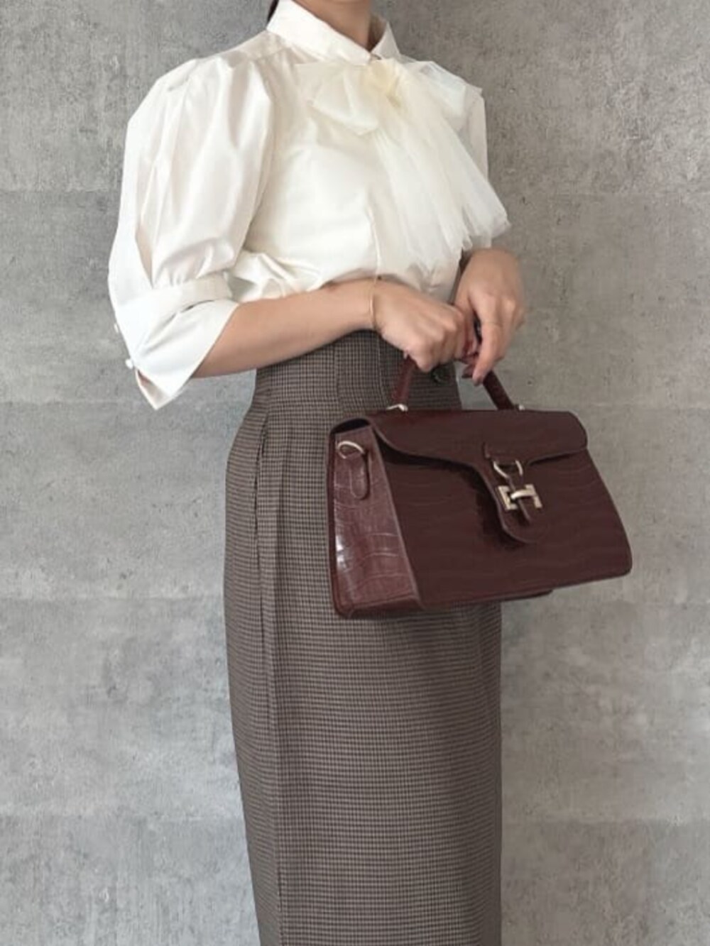 ホワイト系のシャツ/ブラウス、ブラウン系のその他シューズ、ブラウン系のテーラードジャケットを着用したレディースの秋コーディネートの8枚目の写真