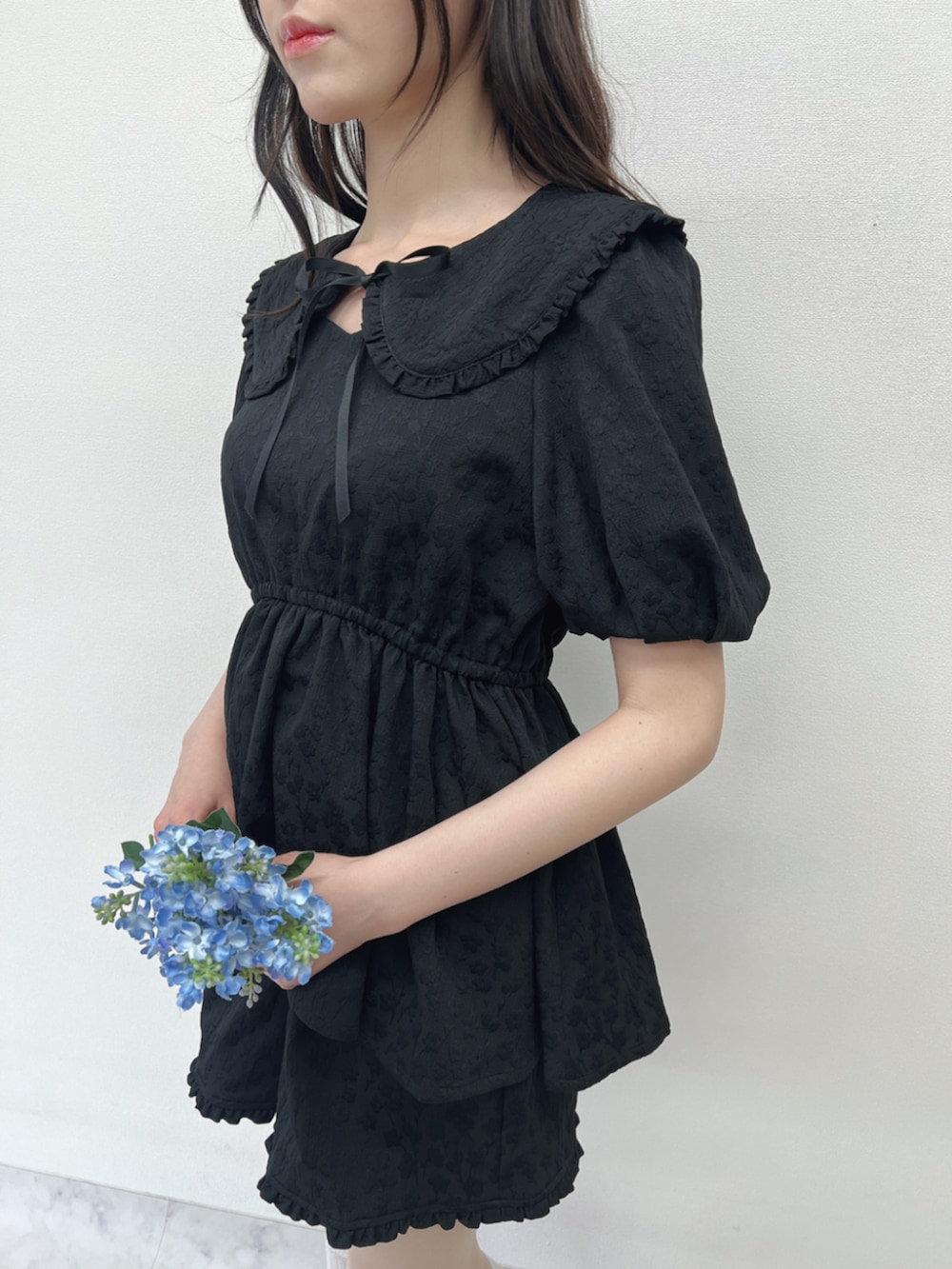 ベージュ系のパンプス、ブラック系のセットアップを着用したレディースの春コーディネートの3枚目の写真