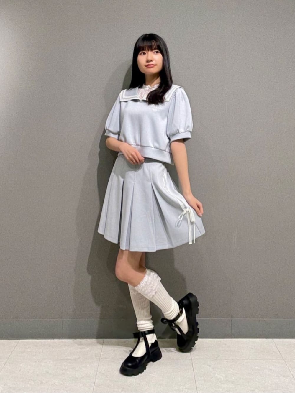 「fint、an another angelus、骨格ナチュラル、イエベ秋、高身長女子、春コーデ、夏コーデ、淡色コーデ、お出かけコーデ、セットアップ、セットアップスタイル、セーラーカラー、スウェット、厚底シューズ」｜「F i.n.tのビッグリボン厚底パンプス（パンプス、ブラック系）」を使った、F i.n.tさん（骨格ナチュラル・レディース・165cm）の夏コーディネートの2枚目の写真