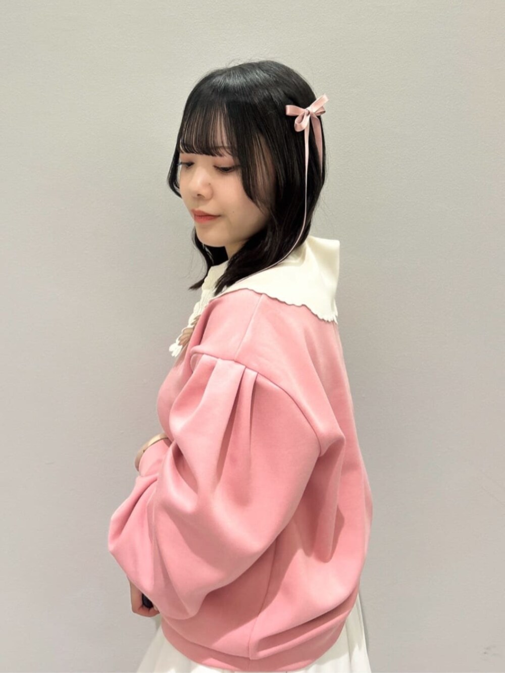 「fint、an another angelus、骨格ウェーブ、イエベ春、低身長、春服コーデ、カジュアルガーリー、春コーデ、スウェット、ビッグカラー、刺繍、ミニスカート、レイヤードスタイル、サッチェルバッグ、厚底シューズ」|「F i.n.tの裾チュールサーキュラーミニスカート(スカート、ホワイト系)」を使った、F i.n.tさん(骨格ウェーブ・レディース・153cm)の冬コーディネートの2枚目の写真