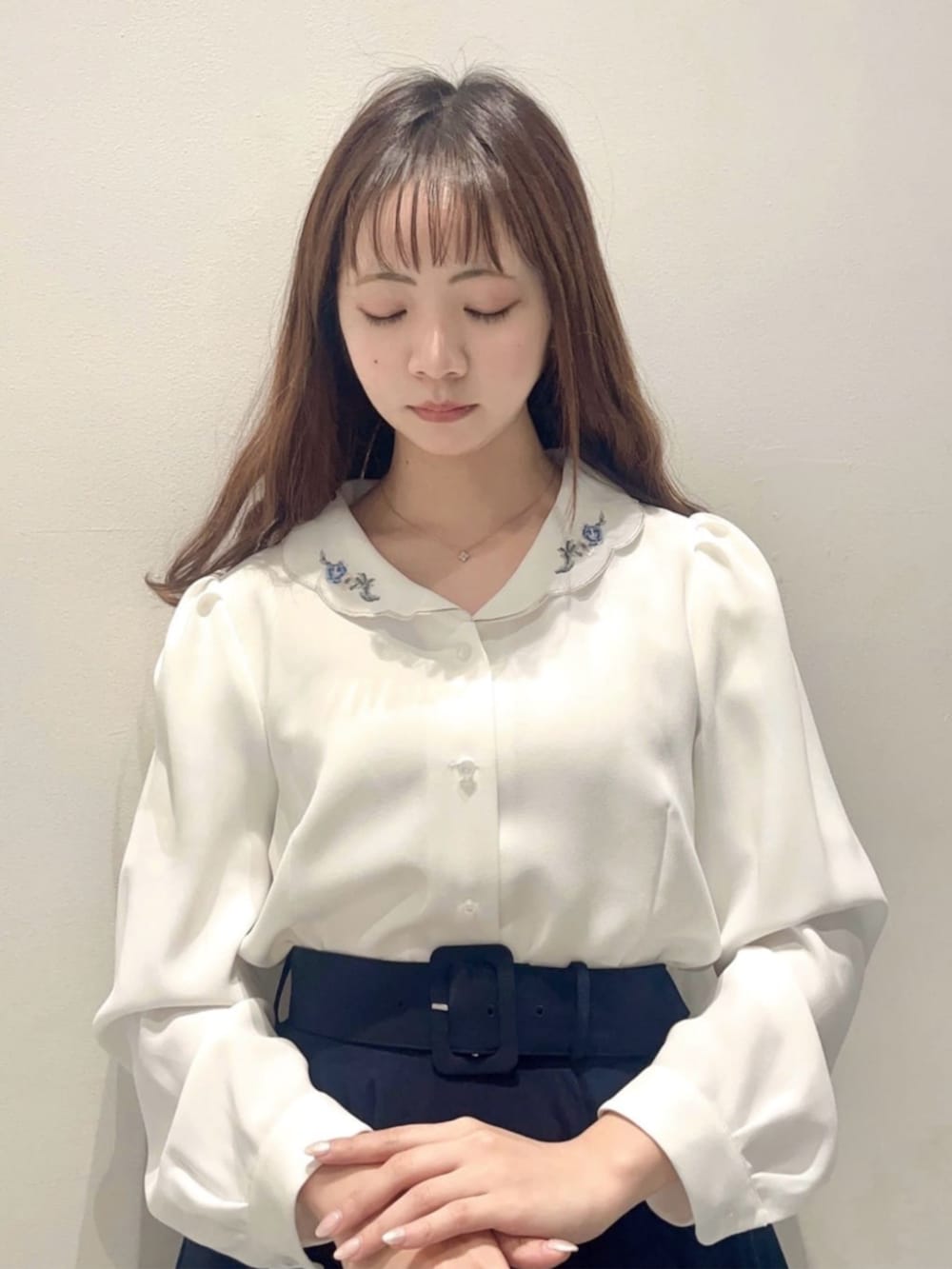 ホワイト系のパンプス、ブルー系のスカート、ホワイト系のシャツ/ブラウスを着用したレディースの冬コーディネートの3枚目の写真