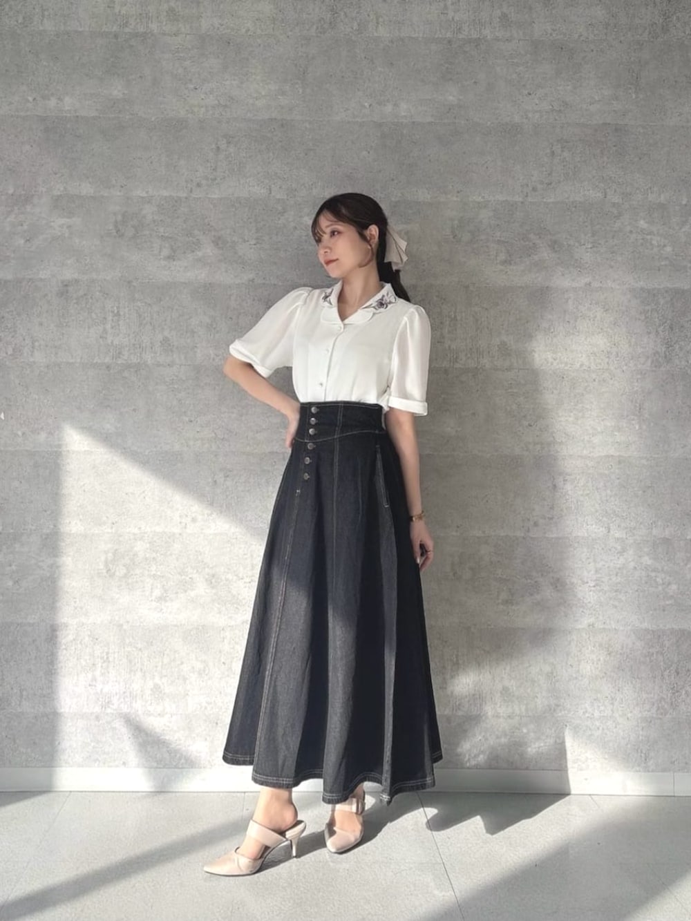 「イエベ春、低身長、デニムコーデ、デニムスカート、花刺繍、リボン」｜「an another angelusの【3サイズ展開】フロント釦デニムフレアースカート（デニムスカート、ブラック系）」を使った、F i.n.tさん（骨格ウェーブ・レディース・150cm）の春コーディネートの2枚目の写真