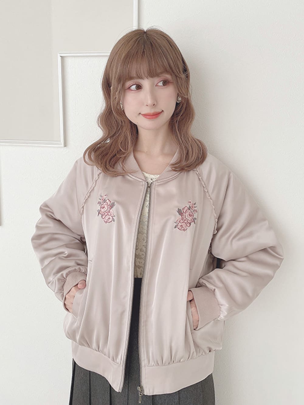 ベージュ系のバレエシューズ、ピンク系のブルゾン、ブラック系のデニムスカートを着用したレディースの冬コーディネートの3枚目の写真