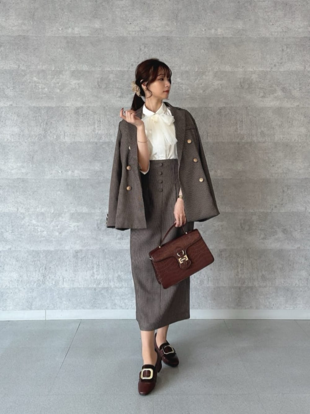 ホワイト系のシャツ/ブラウス、ブラウン系のその他シューズ、ブラウン系のテーラードジャケットを着用したレディースの秋コーディネートの4枚目の写真