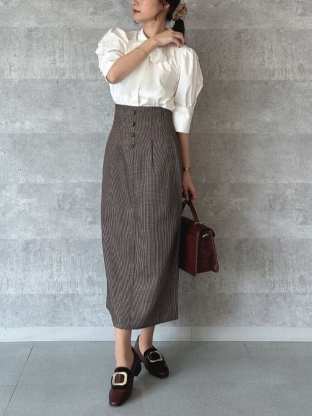 ホワイト系のシャツ/ブラウス、ブラウン系のその他シューズ、ブラウン系のテーラードジャケットを着用したレディースの秋コーディネートの6枚目の写真