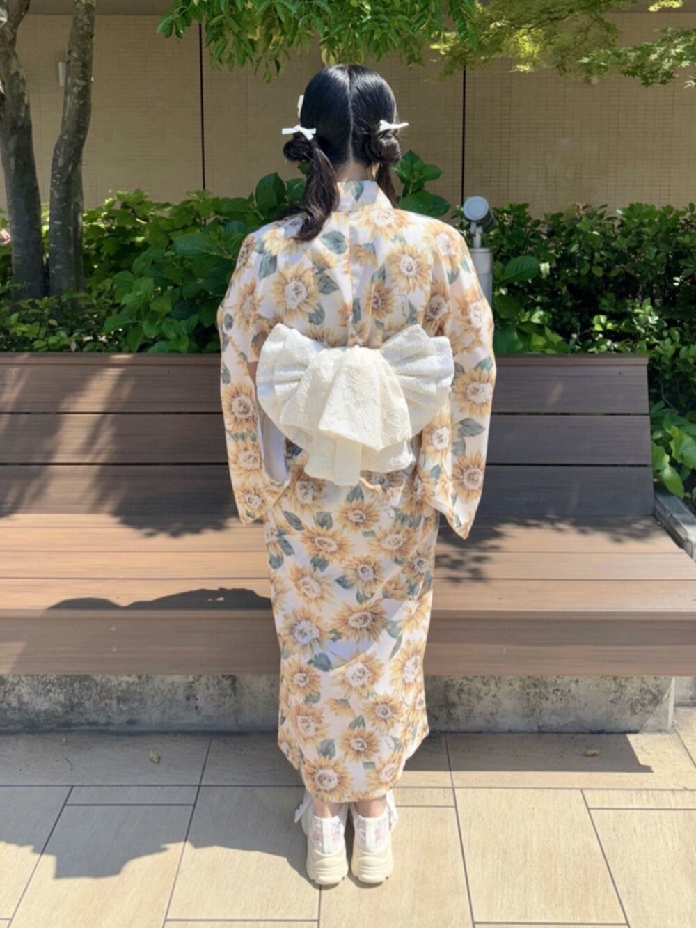 ホワイト系のサンダル、ホワイト系のヘアピン、ホワイト系の浴衣を着用したレディースの夏コーディネートの2枚目の写真