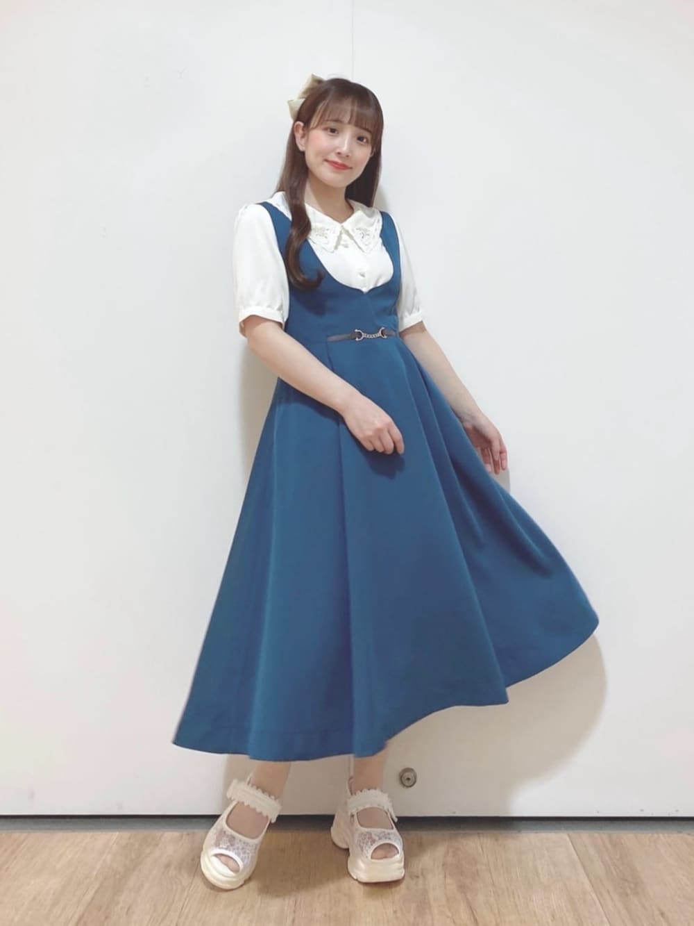 「fint、an another angelus、骨格ウェーブ、イエベ春、低身長、春コーデ、お出かけコーデ、レトロ、ブラウス、刺繍、ジャンパースカート、ジャンスカ、ブルーグリーン、リボン、厚底サンダル」｜「F i.n.tのレース使いスニーカーサンダル【LLサイズあり】（サンダル、ホワイト系）」を使った、F i.n.tさん（骨格ウェーブ・レディース・150cm）の春コーディネートの2枚目の写真