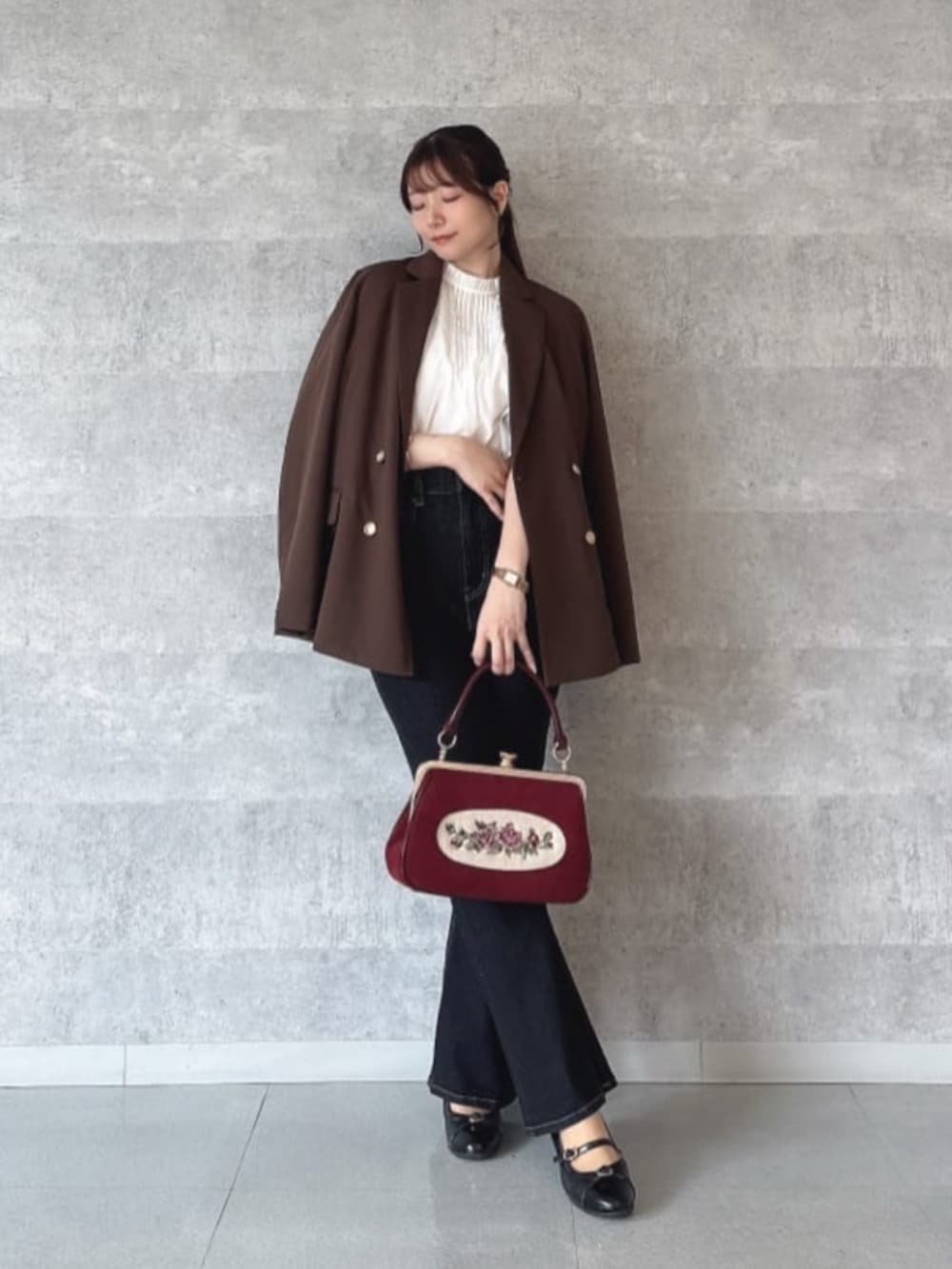 ブラック系のパンプス、ホワイト系のシャツ/ブラウス、レッド系のハンドバッグを着用したレディースの秋コーディネートの3枚目の写真