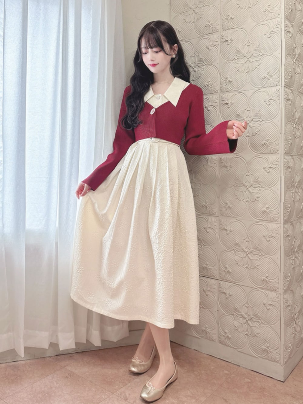 レッド系のカーディガン/ボレロ、ホワイト系のワンピースを着用したレディースの春コーディネートの6枚目の写真