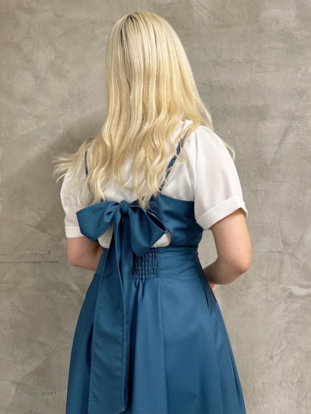 ホワイト系のシャツ/ブラウス、ブルー系のワンピースを着用したレディースの春コーディネートの2枚目の写真