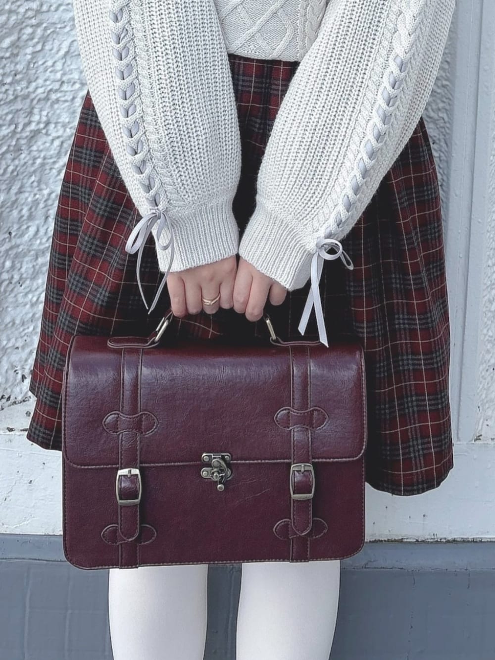 ブラウン系のショルダーバッグ、ブラウン系のモカシン/デッキシューズ、レッド系のワンピースを着用したレディースの秋コーディネートの3枚目の写真