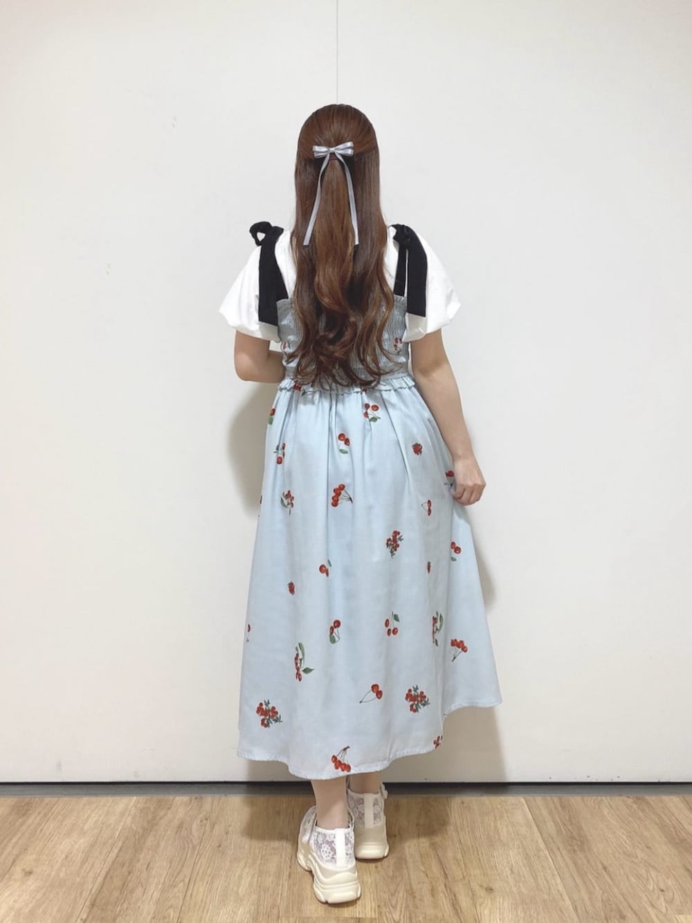 ホワイト系のシャツ/ブラウス、ブルー系のワンピース、ホワイト系のサンダルを着用したレディースの夏コーディネートの3枚目の写真