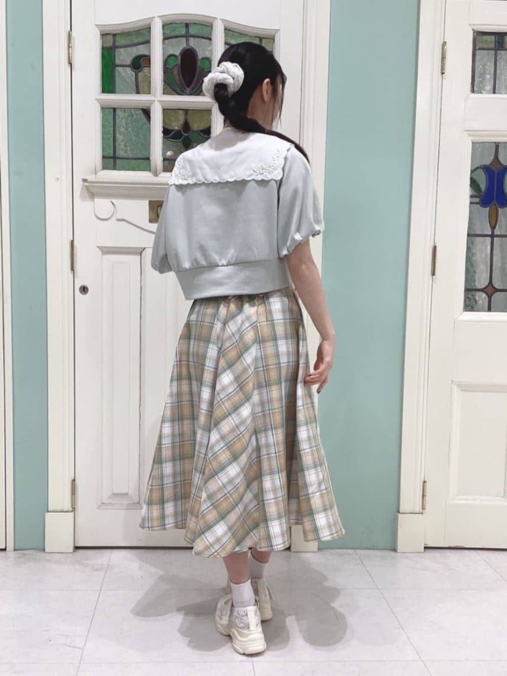 ホワイト系のサンダル、グレー系のTシャツ/カットソー、イエロー系のスカートを着用したレディースの春コーディネートの3枚目の写真