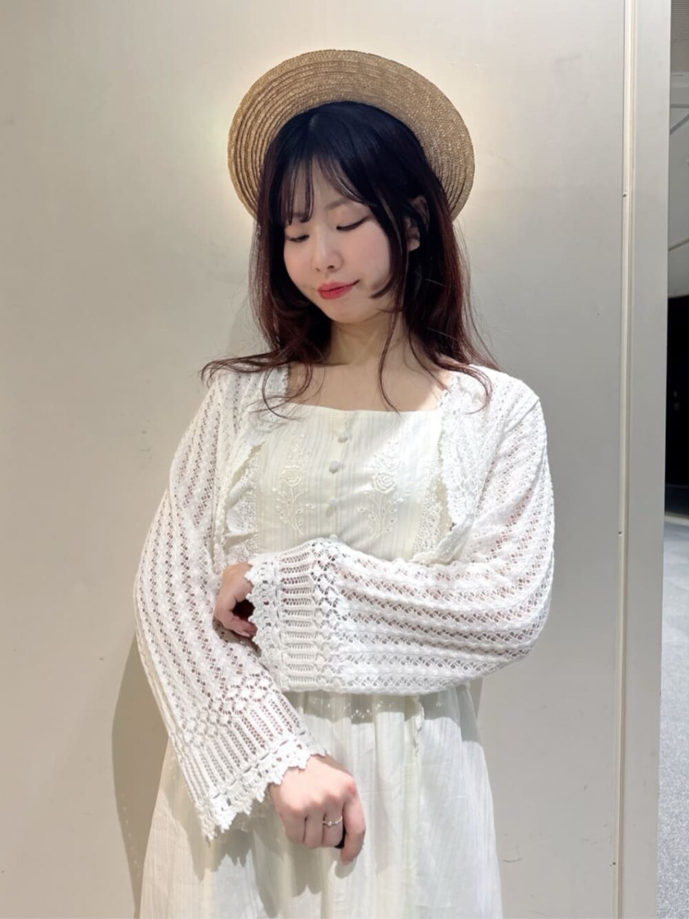 ホワイト系のパンプス、ホワイト系のハンドバッグ、ホワイト系のカーディガン/ボレロを着用したレディースの春コーディネートの4枚目の写真