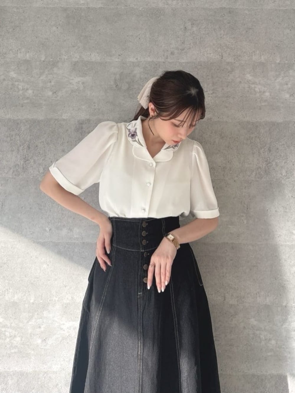 「イエベ春、低身長、デニムコーデ、デニムスカート、花刺繍、リボン」｜「an another angelusの【3サイズ展開】フロント釦デニムフレアースカート（デニムスカート、ブラック系）」を使った、F i.n.tさん（骨格ウェーブ・レディース・150cm）の春コーディネートの7枚目の写真