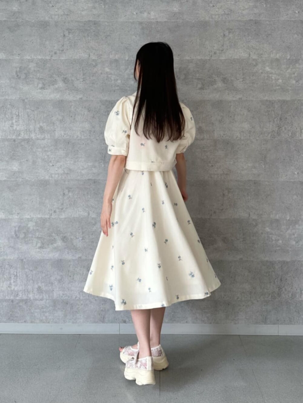 ホワイト系のサンダル、ホワイト系のその他アウター、ホワイト系のシャツ/ブラウスを着用したレディースの夏コーディネートの2枚目の写真