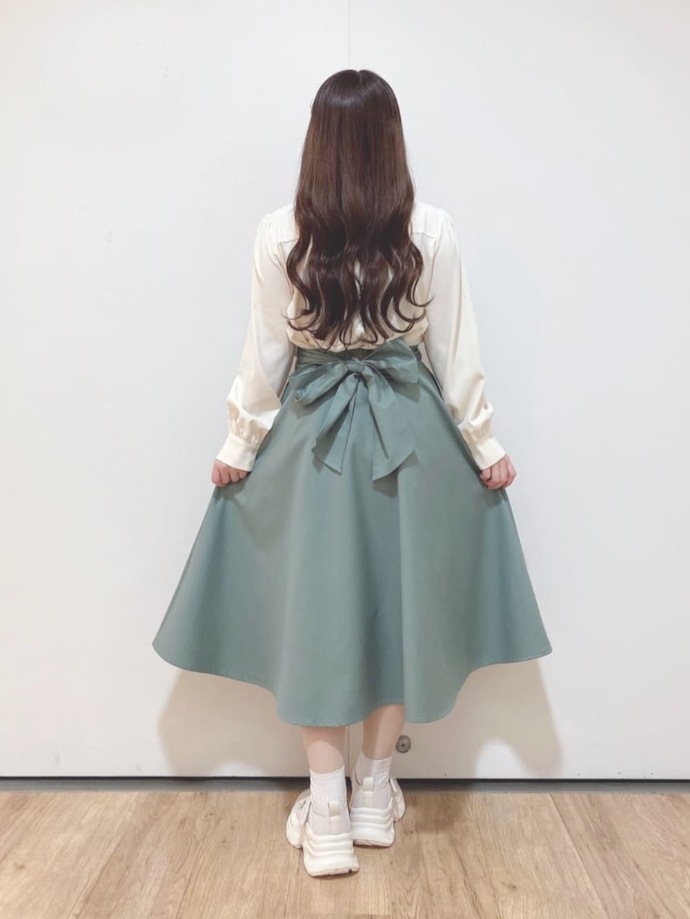 「fint、an another angelus、骨格ウェーブ、イエベ春、低身長、今日のコーデ、春コーデ、春アウター、トレンチコート、ブラウス、スカート、バックリボン、グリーン、グリーンコーデ、厚底シューズ」|「an another angelusの多重リボンタイ付きブラウス(シャツ/ブラウス、ホワイト系)」を使った、F i.n.tさん(骨格ウェーブ・レディース・150cm)の春コーディネートの2枚目の写真