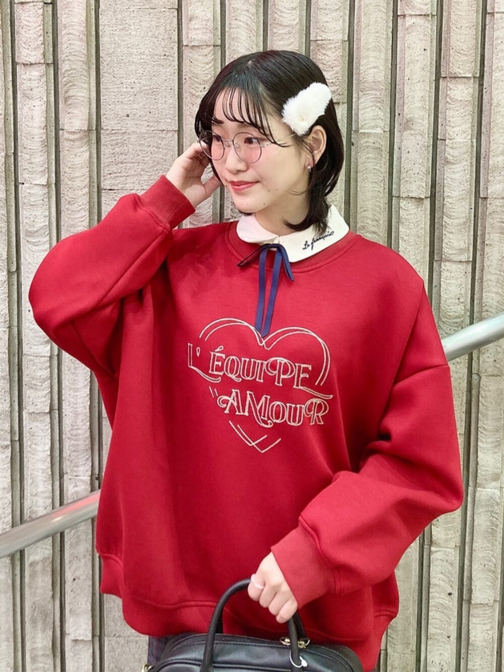 「fint、an another angelus、骨格ストレート、ブルベ夏、休日スタイル、カジュアル、カジュアルコーデ、赤、スウェット、刺繍、ブラウス、レイヤードスタイル、バミューダパンツ、チェック、ショートブーツ」|「F i.n.tのダブルリボンハンドバッグ(ハンドバッグ、ブラック系)」を使った、F i.n.tさん(骨格ストレート・レディース・154cm)の冬コーディネートの2枚目の写真