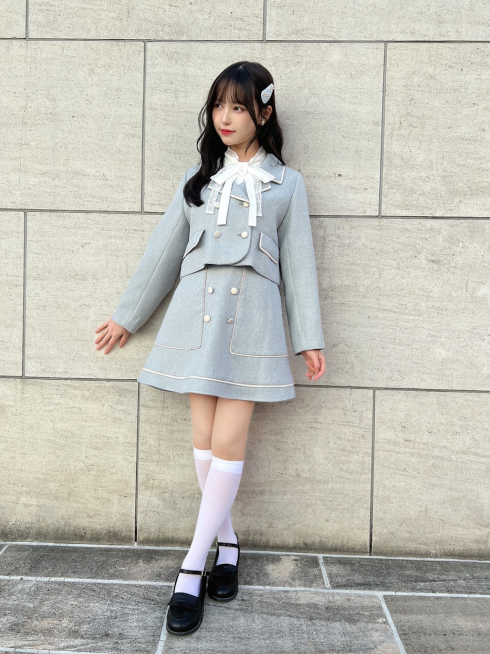 ブラック系のローファー、ブルー系のセットアップ、ホワイト系のシャツ/ブラウスを着用したレディースの春コーディネートの2枚目の写真