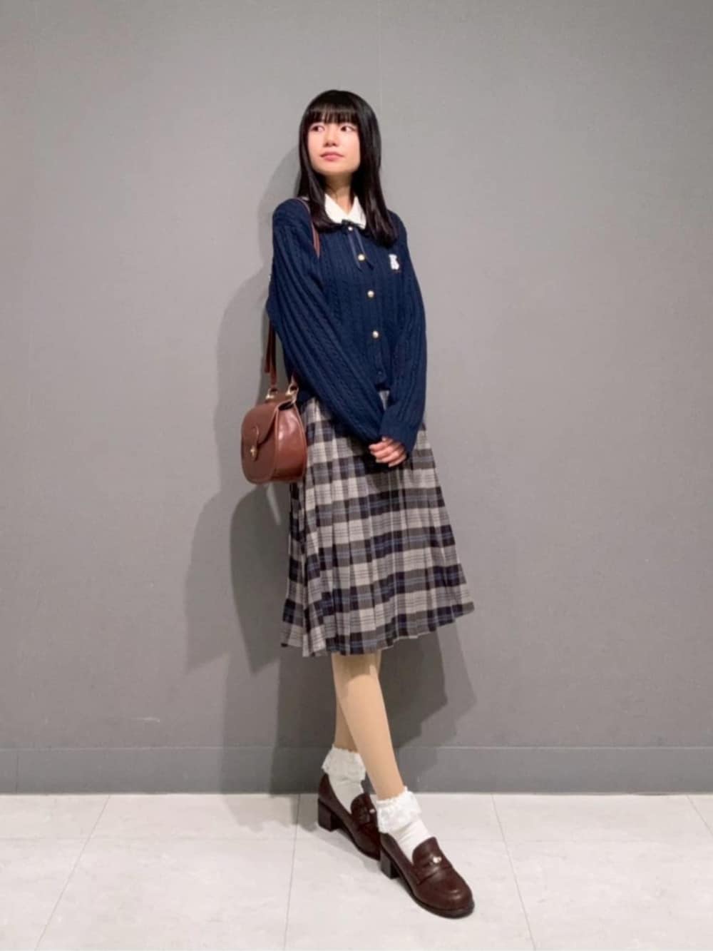 ホワイト系のシャツ/ブラウス、ブラウン系のローファー、ブラウン系のスカートを着用したレディースの冬コーディネートの2枚目の写真