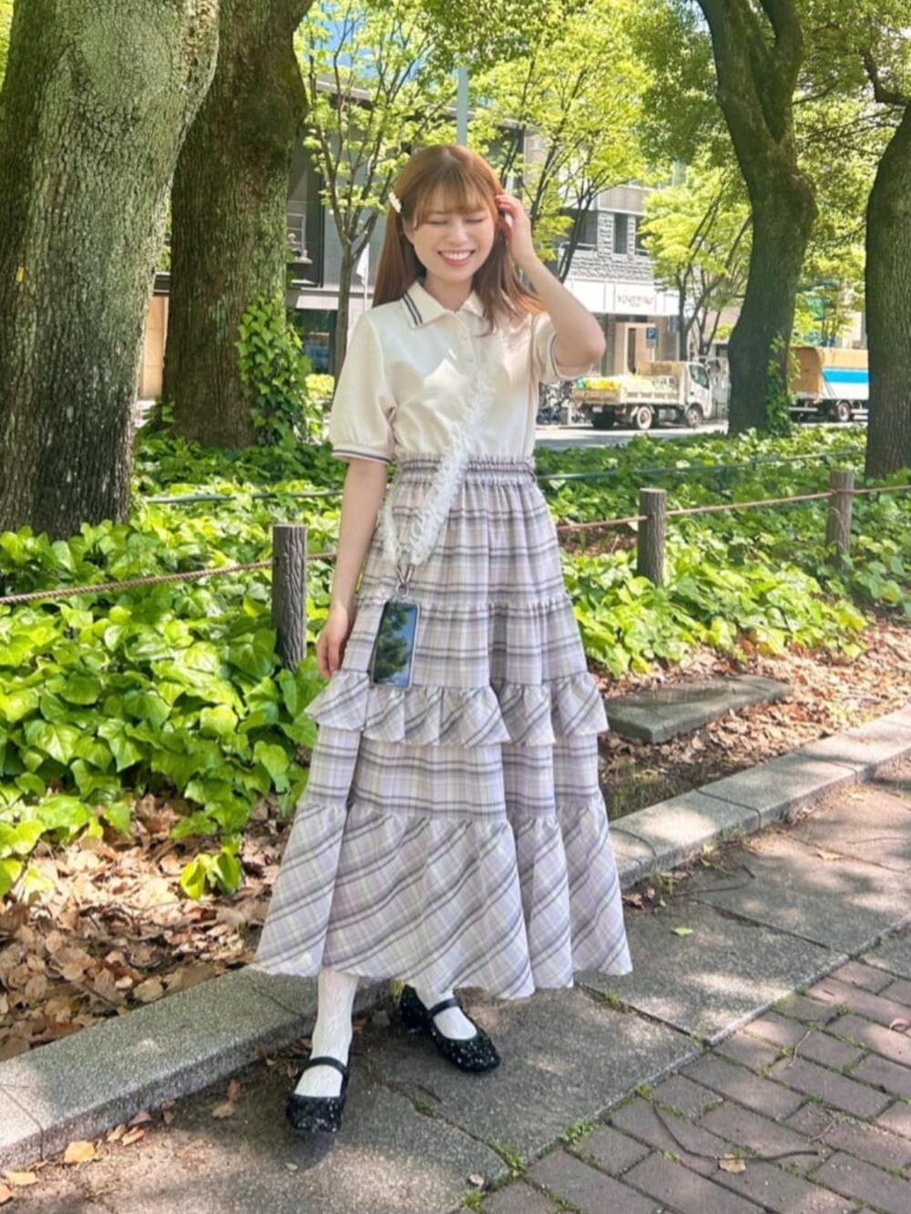 ホワイト系のスカート、ホワイト系のポロシャツを着用したレディースの春コーディネートの2枚目の写真