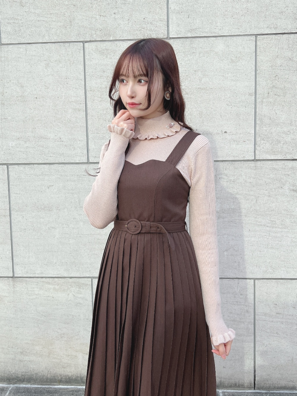「fint、an another angelus、冬コーデ、お出かけコーデ、休日スタイル、ガーリー、ニット、タートルネック、リブニット、ジャンパースカート、ジャンスカ、プリーツスカート、リボン、パンプス、バレエシューズ」｜「F i.n.tの【WEB限定SS,LLサイズあり】ストラップ付リボンバレエシューズ（パンプス、ブラウン系）」を使った、F i.n.tさん（レディース・157cm）の冬コーディネートの2枚目の写真