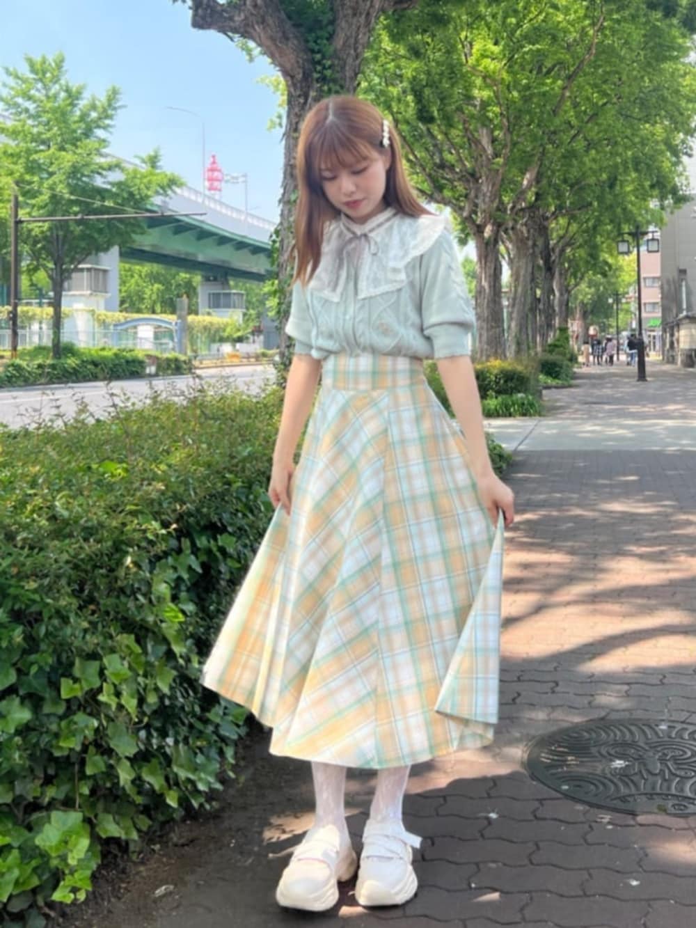 「fint、an another angelus、骨格ウェーブ、イエベ春、春コーデ、夏コーデ、お出かけコーデ、今日のコーデ、レトロ、ガーリー、カーディガン、刺繍、チェック、グリーン、厚底シューズ」｜「F i.n.tの【LLサイズあり】レースベルクロ厚底スニーカー（スニーカー、ホワイト系）」を使った、F i.n.tさん（骨格ウェーブ・レディース・159cm）の春コーディネートの2枚目の写真