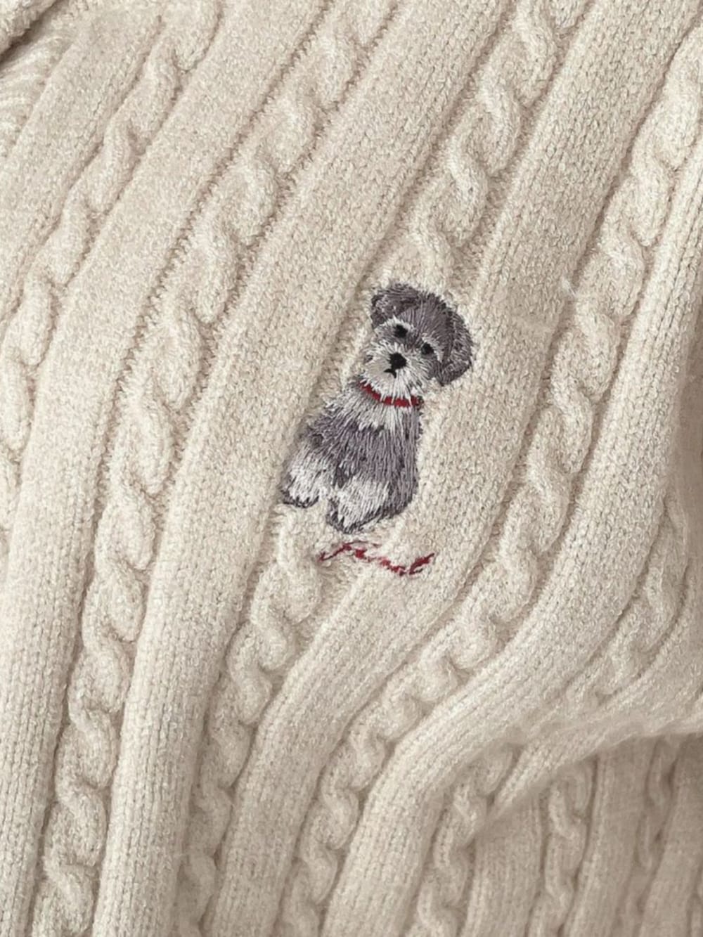 ブルー系のスカート、ホワイト系のカーディガン/ボレロ、ブラウン系のブーツを着用したレディースの秋コーディネートの3枚目の写真