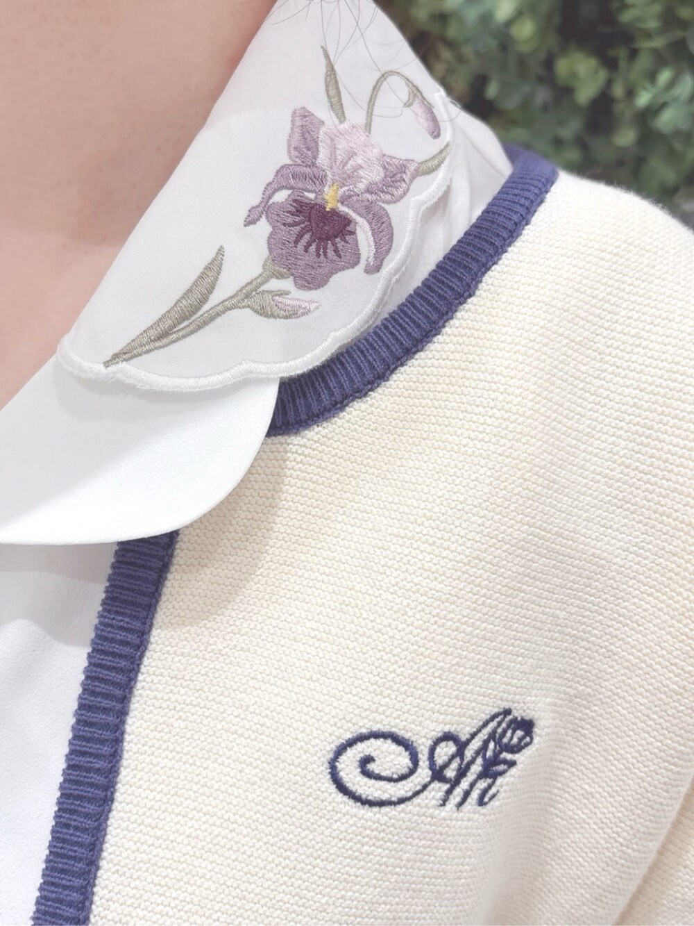 ベージュ系のパンプス、ホワイト系のシャツ/ブラウス、ホワイト系のカーディガン/ボレロを着用したレディースの春コーディネートの3枚目の写真