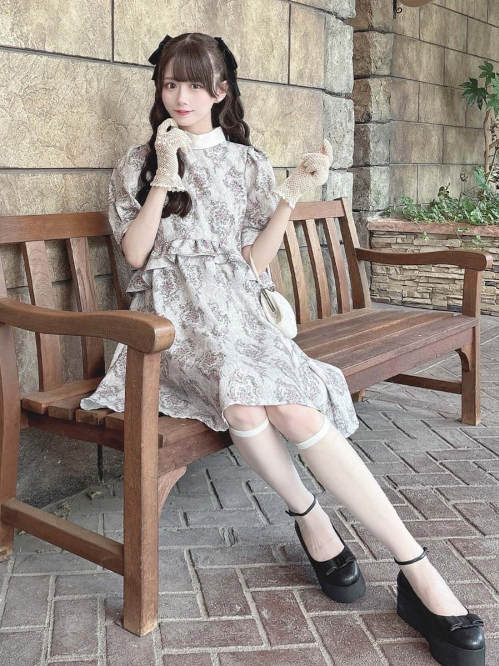 ピンク系のワンピースを着用したレディースの秋コーディネートの3枚目の写真