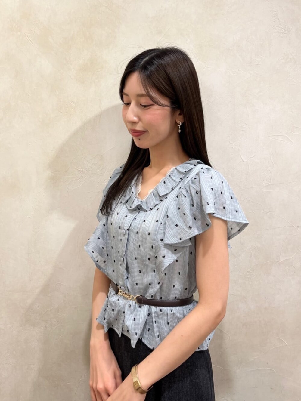 ブルー系のシャツ/ブラウス、ブラック系のスカート、ホワイト系のサンダルを着用したレディースの夏コーディネートの2枚目の写真