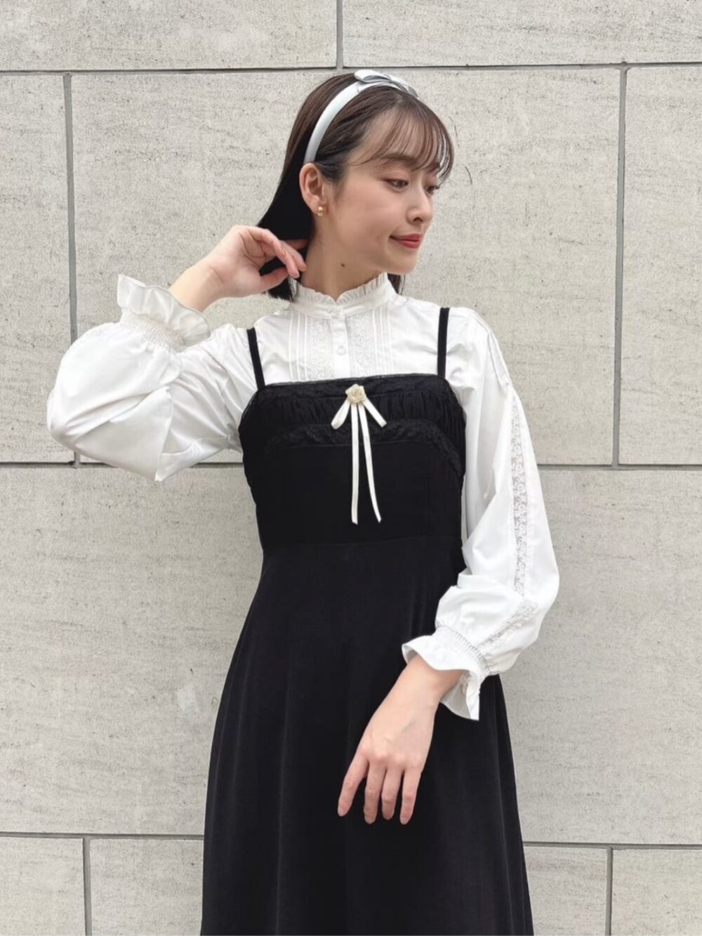 「fint、an another angelus、骨格ウェーブ、イエベ春、高身長女子、お出かけコーデ、春コーデ、モノトーン、モノトーンコーデ、ブラウス、レース、キャミワンピース、ワンピース、ワンピーススタイル、パンプス」｜「F i.n.tのミニリボンカチューシャ（カチューシャ、グレー系）」を使った、F i.n.tさん（骨格ウェーブ・レディース・165cm）の冬コーディネートの2枚目の写真