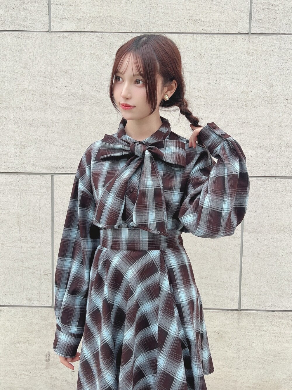 ブラック系のその他シューズ、ブルー系のスカート、ブルー系のシャツ/ブラウスを着用したレディースの秋コーディネートの2枚目の写真