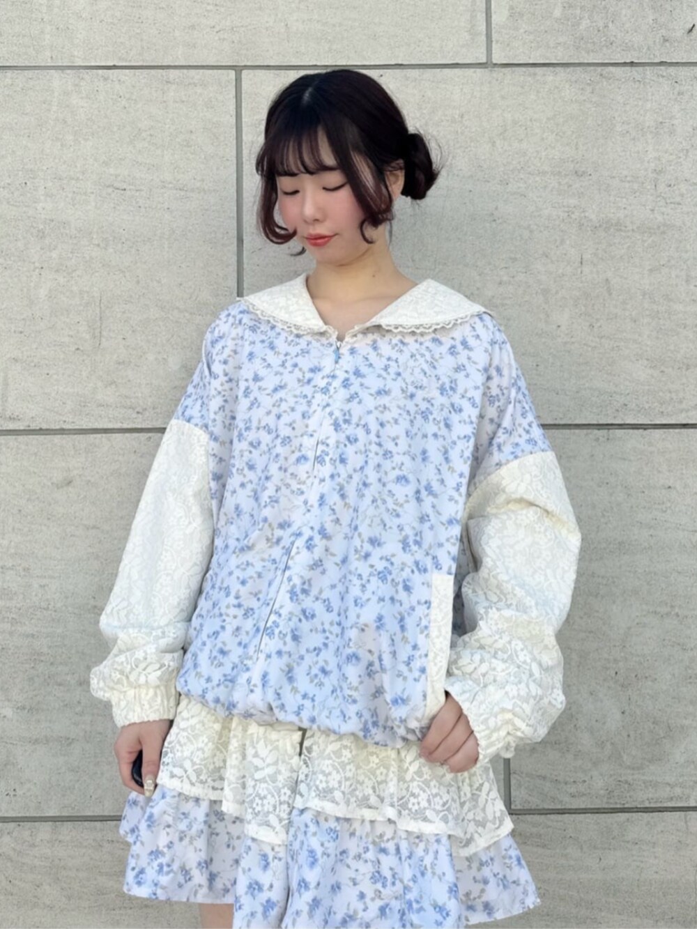ホワイト系のパンプス、ホワイト系のブルゾン、ホワイト系のスカートを着用したレディースの冬コーディネートの4枚目の写真