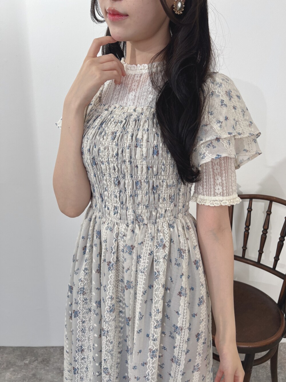 ブラウン系のパンプス、ホワイト系のTシャツ/カットソー、ブルー系のワンピースを着用したレディースの夏コーディネートの3枚目の写真