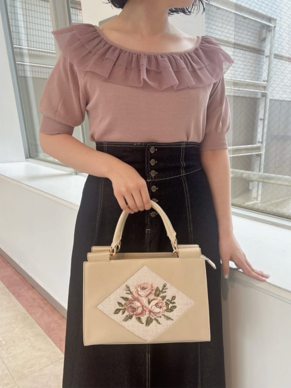 「fint、an another angelus、骨格ストレート、骨格ナチュラル、ブルベ冬、夏コーデ、お出かけコーデ、キレイめ、大人かわいい、ニット、接触冷感、デニム、デニムスカート、厚底シューズ、刺繍バッグ」｜「an another angelusのローズ刺繍トートバッグ（トートバッグ、ホワイト系）」を使った、F i.n.tさん（骨格ストレート・レディース・157cm）の夏コーディネートの3枚目の写真