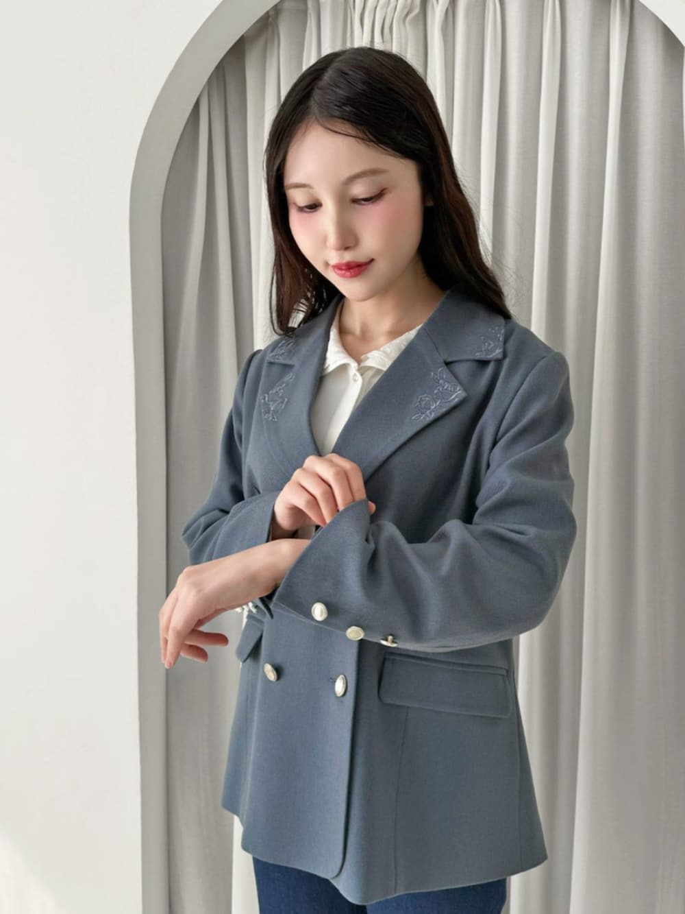 ブラック系のバレエシューズ、ブルー系のデニムパンツ、ピンク系のショルダーバッグを着用したレディースの冬コーディネートの2枚目の写真