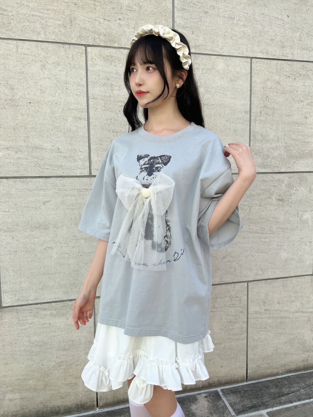 ホワイト系のスカート、ホワイト系のサンダル、グレー系のTシャツ/カットソーを着用したレディースの春コーディネートの2枚目の写真
