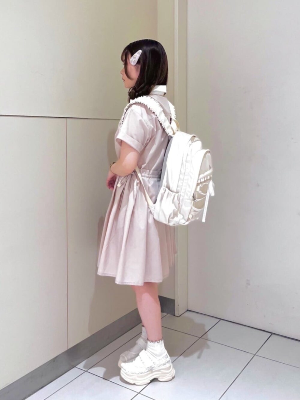 「fint、an another angelus、骨格ストレート、イエベ春、低身長、春コーデ、夏コーデ、お出かけコーデ、淡色コーデ、シンプル、シャツ、シャツワンピ、ピンク、サンダル、リュック」｜「F i.n.tのレースアップメッシュポケットリュック（バックパック/リュック、ホワイト系）」を使った、F i.n.tさん（骨格ストレート・レディース・151cm）の夏コーディネートの2枚目の写真