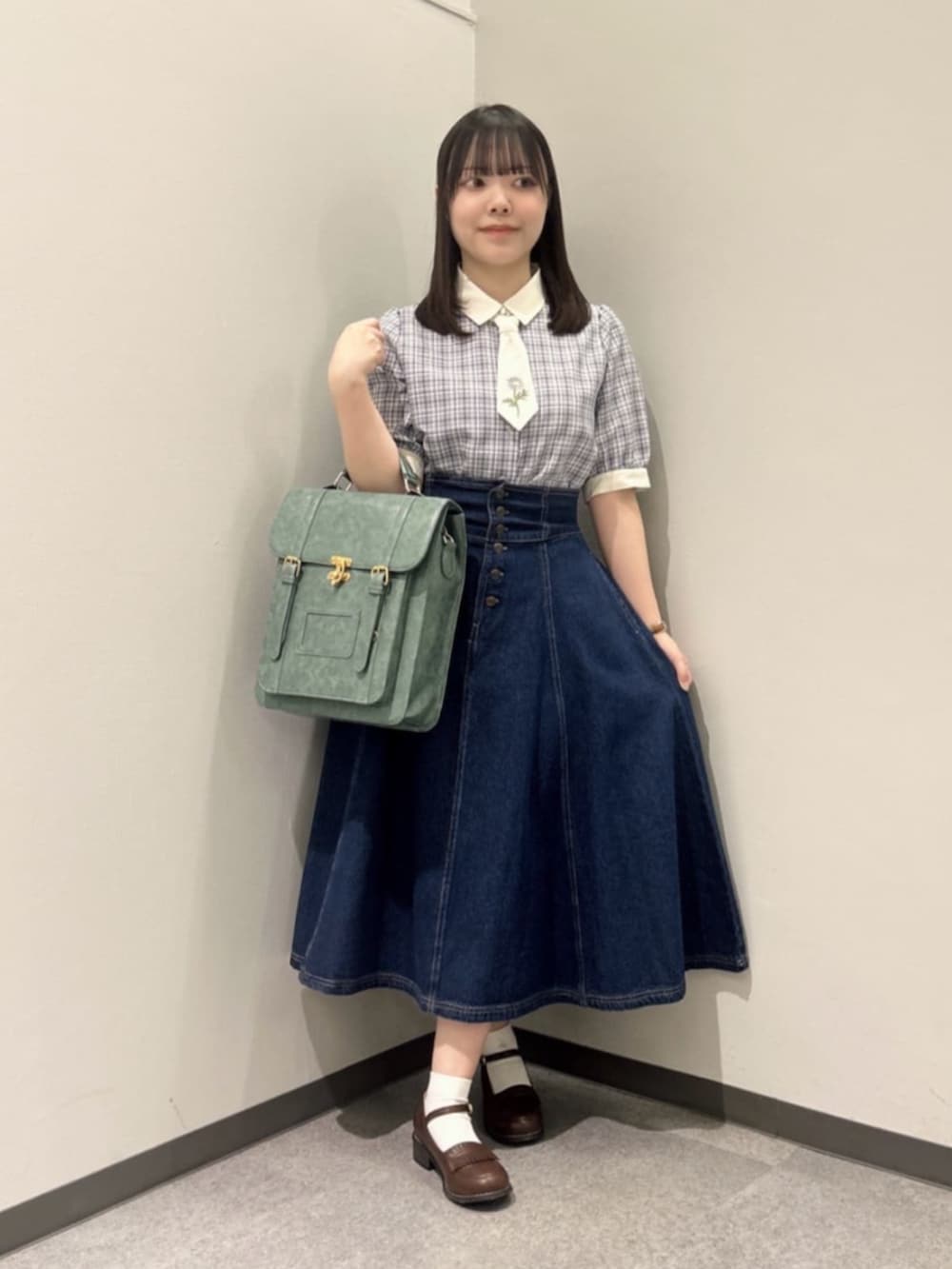 「fint、an another angelus、骨格ウェーブ、イエベ春、低身長、春コーデ、プレッピー、ブラウス、チェック、刺繍、デニム、デニムスカート、ボレロ、クロシェ、サッチェルバッグ」｜「F i.n.tのダブルベルト縦型サッチェルバッグ（ハンドバッグ、ブルー系）」を使った、F i.n.tさん（骨格ウェーブ・レディース・153cm）の春コーディネートの2枚目の写真