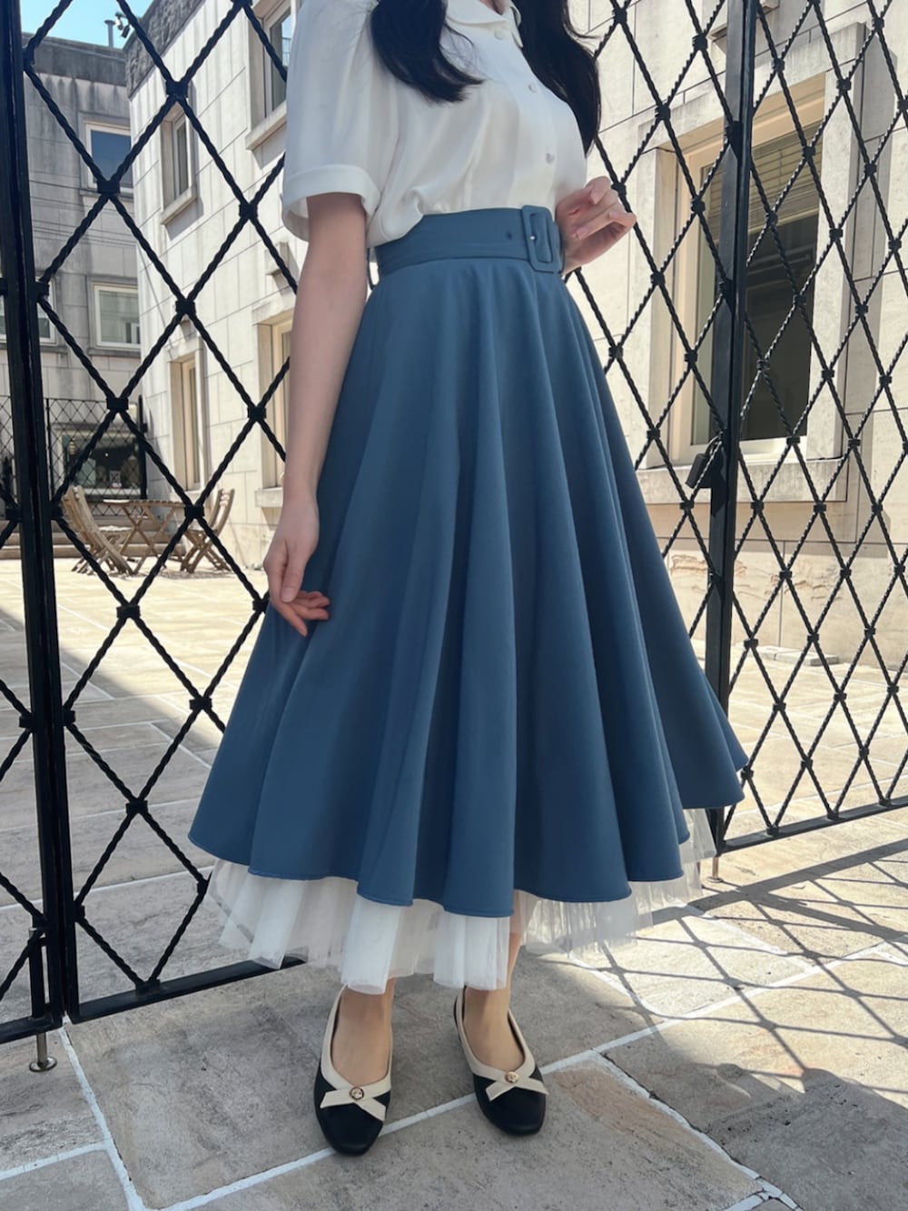 「fint、an another angelus、骨格ウェーブ、骨格ナチュラル、春コーデ、クラシカル、ガーリー、ブラウス、刺繍、アイリス、スカート、スカートスタイル、ブルー、フラットシューズ」｜「an another angelusのパニエサーキュラースカート（スカート、ブルー系）」を使った、F i.n.tさん（骨格ウェーブ・レディース・157cm）の春コーディネートの4枚目の写真