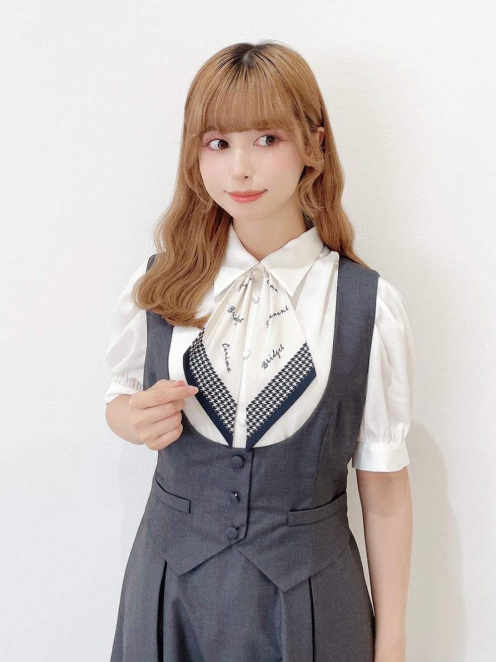 グレー系のワンピース、ホワイト系のシャツ/ブラウスを着用したレディースの夏コーディネートの2枚目の写真