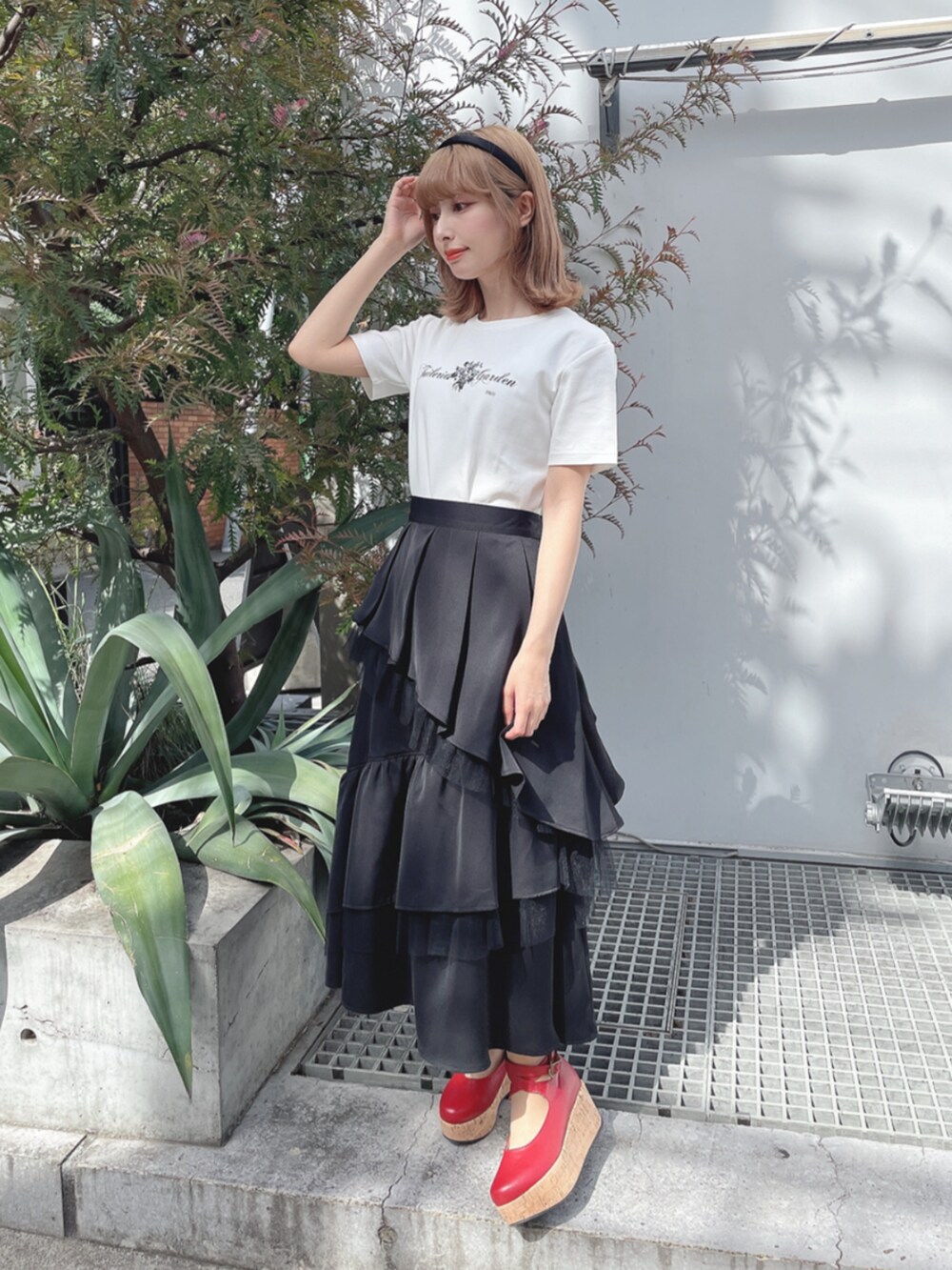 「fint、an another angelus、骨格ウェーブ、イエベ春、低身長、春コーデ、夏コーデ、お出かけコーデ、モノトーン、モノトーンコーデ、赤、Tシャツ、スカートスタイル、ティアードスカート、厚底シューズ」｜「an another angelusのチュールレイヤードラッフルスカート（スカート、ブラック系）」を使った、F i.n.tさん（骨格ウェーブ・レディース・152cm）の春コーディネートの2枚目の写真