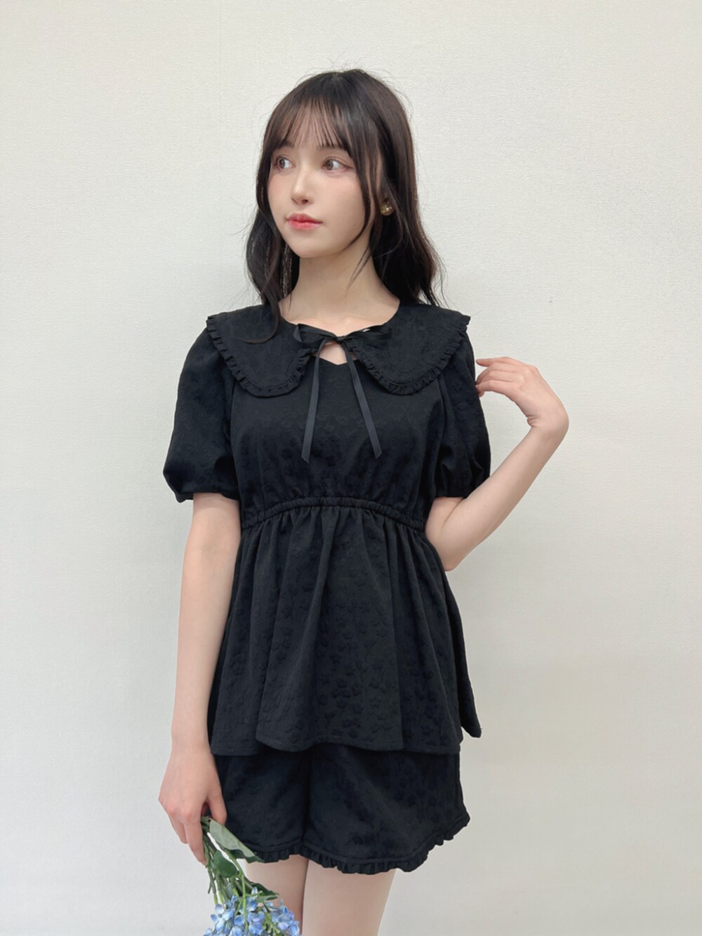 ベージュ系のパンプス、ブラック系のセットアップを着用したレディースの春コーディネートの2枚目の写真