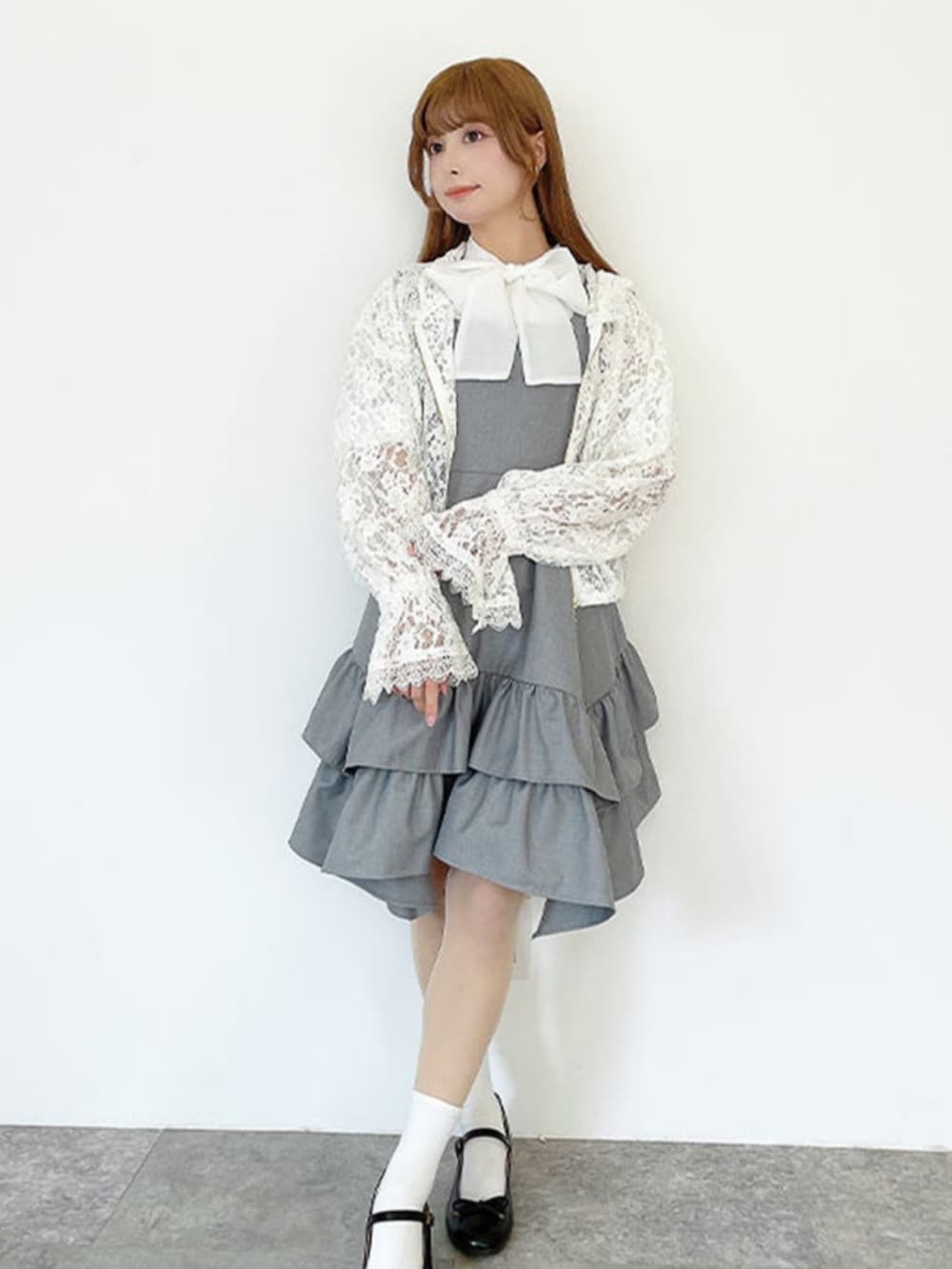 ブラック系のバレエシューズ、グレー系のジャンパースカート、ホワイト系のパーカーを着用したレディースの夏コーディネートの2枚目の写真