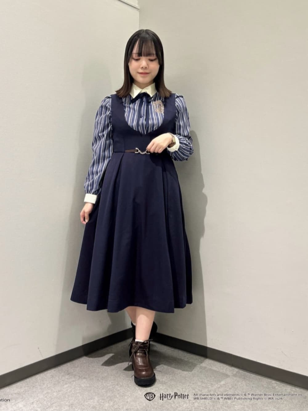 「fint、an another angelus、骨格ウェーブ、イエベ春、低身長、テーマパークコーデ、ハリーポッター、レイブンクロー、冬コーデ、ブラウス、刺繍、リボン、ジャンパースカート、ジャンスカ、ワンピース」|「F i.n.tのダブルベルト縦型サッチェルバッグ(ハンドバッグ、グリーン系)」を使った、F i.n.tさん(レディース・153cm)の冬コーディネートの2枚目の写真